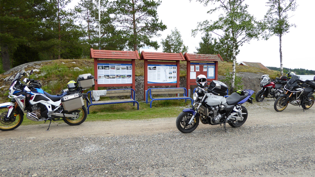motorsykler parkert på rasteplass