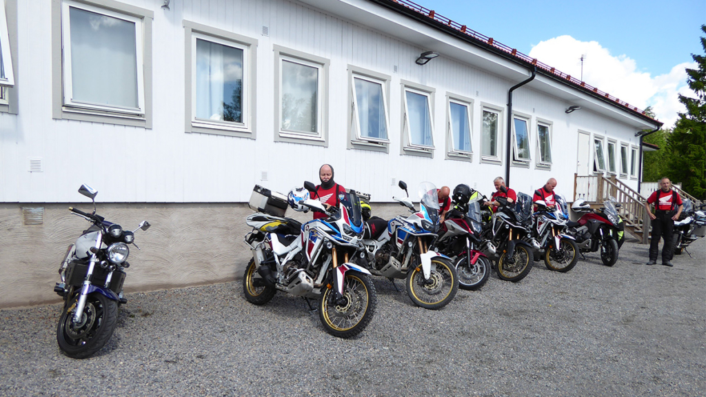 motorsykler parkert utenfor hvitt hus